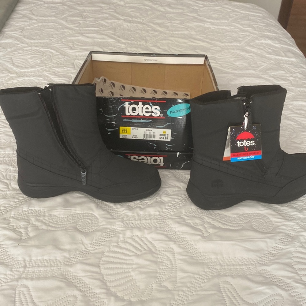 Totes waterproof boots Womens size 9M new with tags and box never worn.